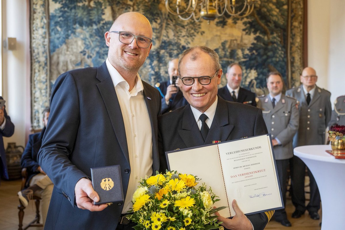 Ich freue mich - und sage herzlich Danke all denjenigen, die mich in den letzten Jahren und Jahrzehnten auf meinem Weg begleitet und unterstützt haben. Glückauf⚒️ und Nebel ahoi!

nrz.de/lokales/dinsla…