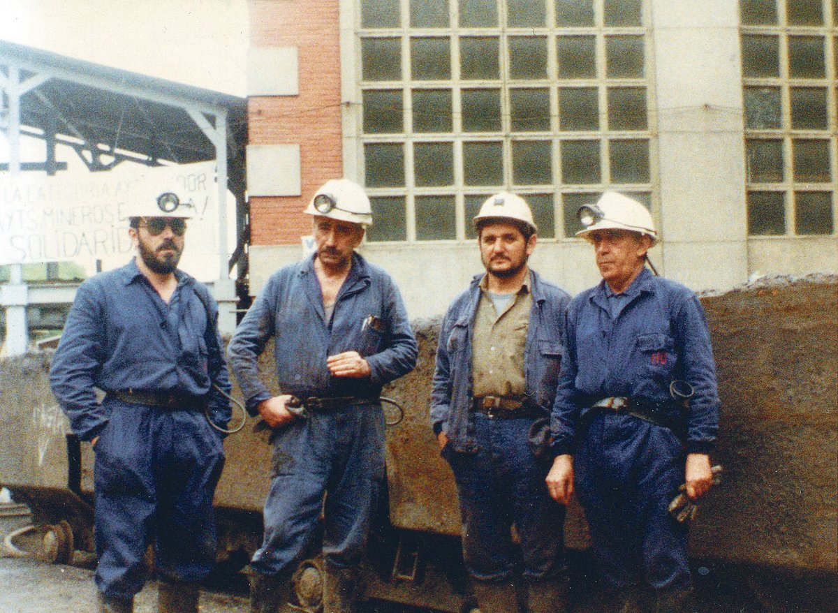 mundoobrero's tweet image. 📚 «La mina» de Armando López Salinas, o el estado de excepción de los oprimidos

🗨 El realismo social describía la pobreza y la desigualdad; el realismo socialista narra “lo real” del sistema capitalista: la explotación

🖊David Becerra (@DBecerraMayor)

mundoobrero.es/2025/11/07/la-…