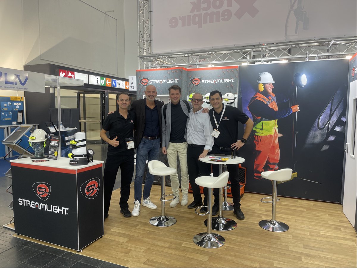 StreamlightDE's tweet image. Streamlight Live von der A+A: Letzter Tag! 🇩🇪

Wir schließen hier in Düsseldorf ab, und was für eine fantastische Woche das war! 📸

#TradeShowLive #StreamlightTrusted