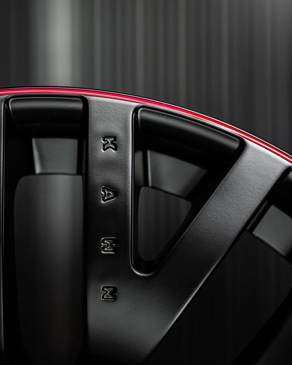 ProjectKahn's tweet image. Mercedes X-Class (2019–Present) RS Light Alloy Wheels with Red Stripe
Price: £2,640

Front Wheel Size: 9.5 x 22&quot;
Rear Wheel Size: 9.5 x 22&quot;
Colour: Satin Black / Diamond with Red Stripe

See more: projectkahn.com/collections/x-…

#ChelseaTruckCo #KahnDesign #Mercedes #XClass #RSWheels