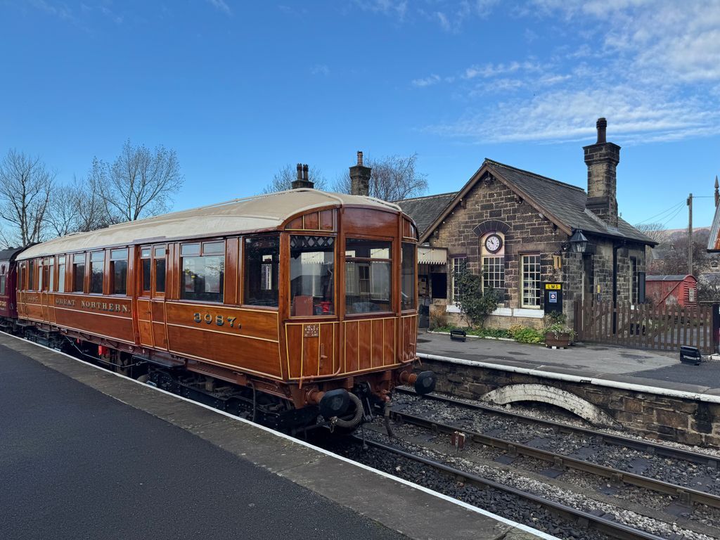 🚂 A piece of railway history rolls again!

The 1909 GNR Observation Saloon No. 3087 returns to service at the Embsay &amp; Bolton Abbey Railway in 2026 

Once seen in Downton Abbey (2019) – now restored for special events!

🔗 ebar.org.uk/gnr-3087

📸 Matt Anderson &amp; Rob Shaw