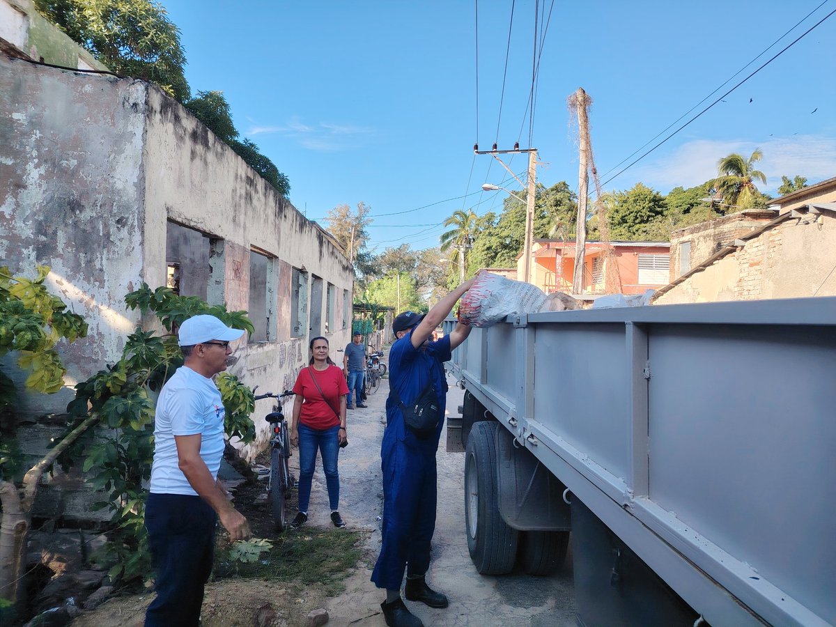 Inicia la Jornada en <a href="/ETECSA_Cuba/">ETECSA</a> #LasTunas inmersos en labores de limpieza y saneamiento de la circunscripción 13,arduo trabajo sostenido para mantener la limpieza e higienización de la comunidad ante la situación epidemiológica con la arbovirosis. #ResponsabilidadSocial