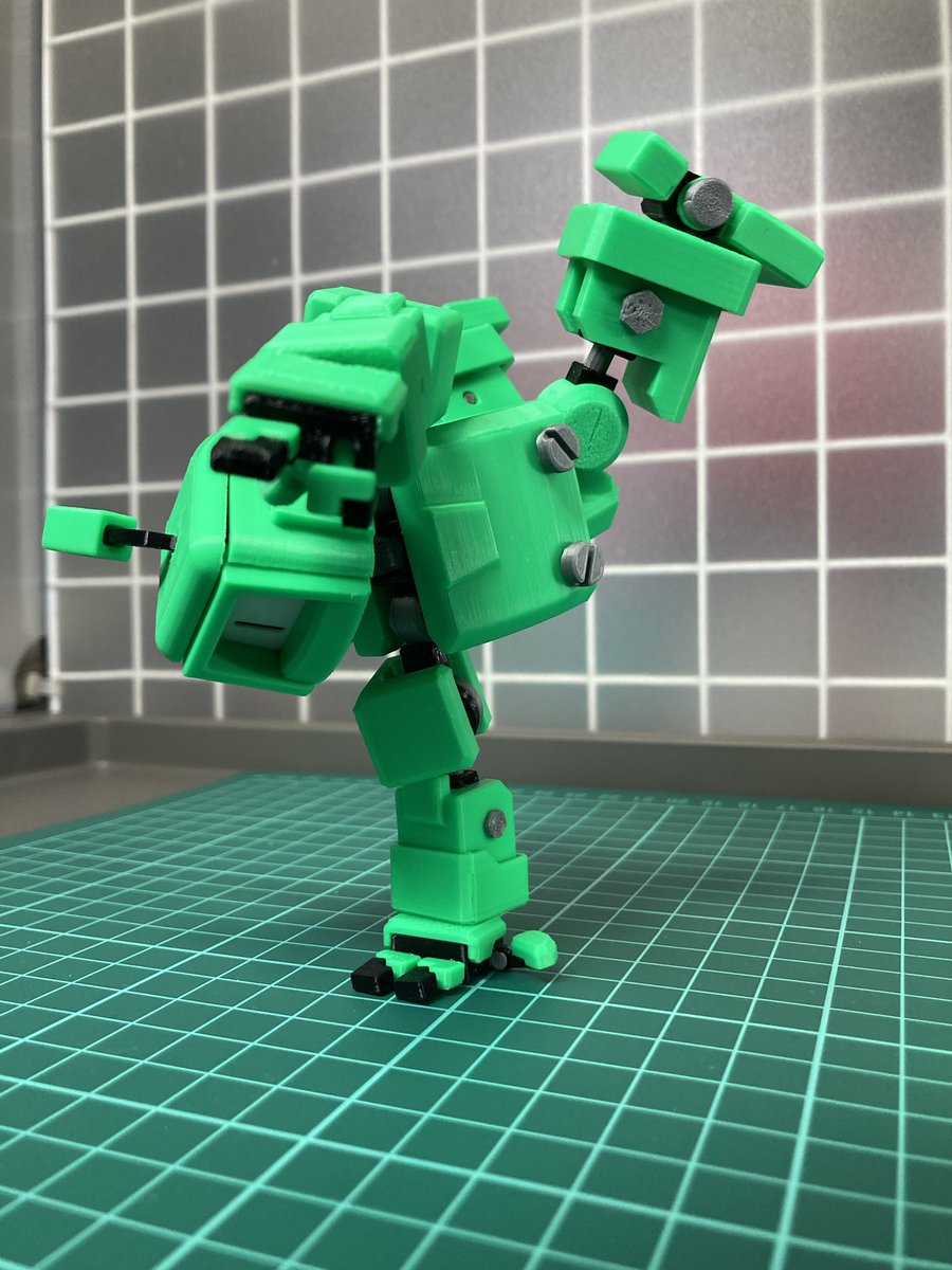 謎のポーズになっておりますがw

従来よりも関節数が増えた事で勝手に動いてしまう箇所が増えます。
それを防ぐ為に場所ごとの関節(TPU)を1箇所ずつ調整しております！

関節がちゃんと踏ん張ってくれる事で片手立ちも出来ちゃうのです！！w

#ホビーラウンド33 #ホビラン33