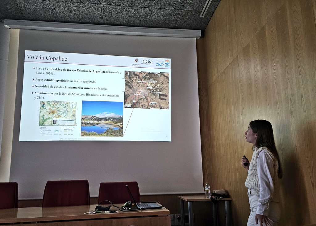📢 Hoy hemos dado comienzo IAG-DIVULGA 25-26❗️La doctoranda Celeste Novak de la Universidad Nacional de La Plata (Argentina) ha impartido un seminario titulado "Estudios de atenuación sísmica en volcanes activos de los Andes del sur (Argentina)" 🌋