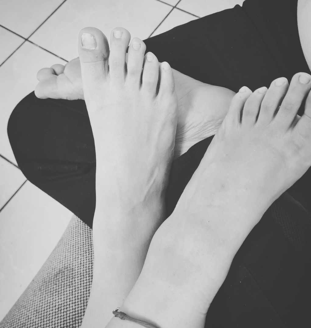 BarericOf's tweet photo. “Black and white. Two souls, four bare feet.
Simple, calm, real. 👣
#BareRic #NaturalConnection #MonochromeMood” https://t.co/2F1NlDPls0