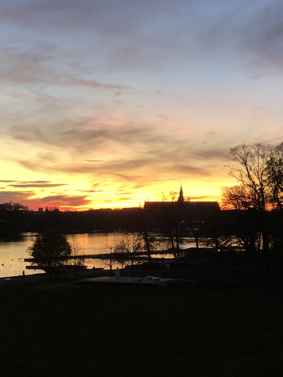 En förmån som museichef är att ibland ha denna utsikt från tjänsterummet 

Ha en riktigt trevlig helg ⚓️

#Sjöhistoriska