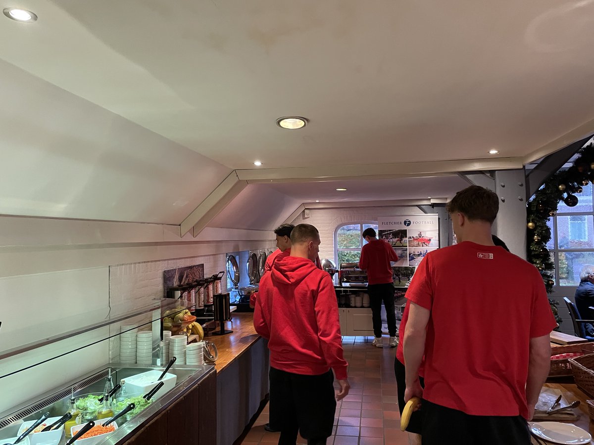 FletcherFootbal's tweet image. Wij danken @mvvmaastricht, @fcdordrechtnl en @RodaJCKerkrade voor hun komst bij 𝐅𝐥𝐞𝐭𝐜𝐡𝐞𝐫.

De teams hier hebben een sportmaaltijd genuttigd en de wedstrijdbespreking gehouden.

Wij wensen ze succes met de wedstrijden 👍

#ALMMVV #JAJDOR #ADORJC #KKD #KeukenKampioenDivisie