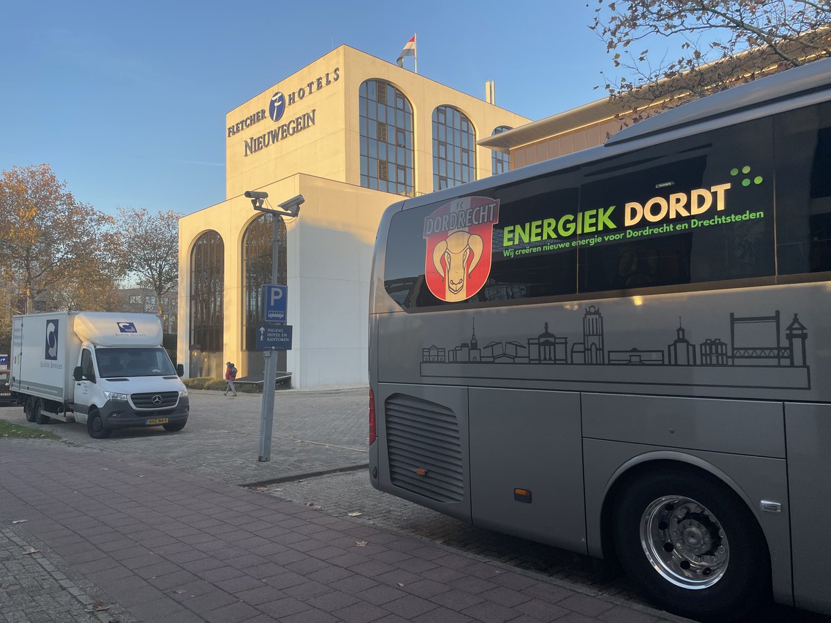 FletcherFootbal's tweet image. Wij danken @mvvmaastricht, @fcdordrechtnl en @RodaJCKerkrade voor hun komst bij 𝐅𝐥𝐞𝐭𝐜𝐡𝐞𝐫.

De teams hier hebben een sportmaaltijd genuttigd en de wedstrijdbespreking gehouden.

Wij wensen ze succes met de wedstrijden 👍

#ALMMVV #JAJDOR #ADORJC #KKD #KeukenKampioenDivisie