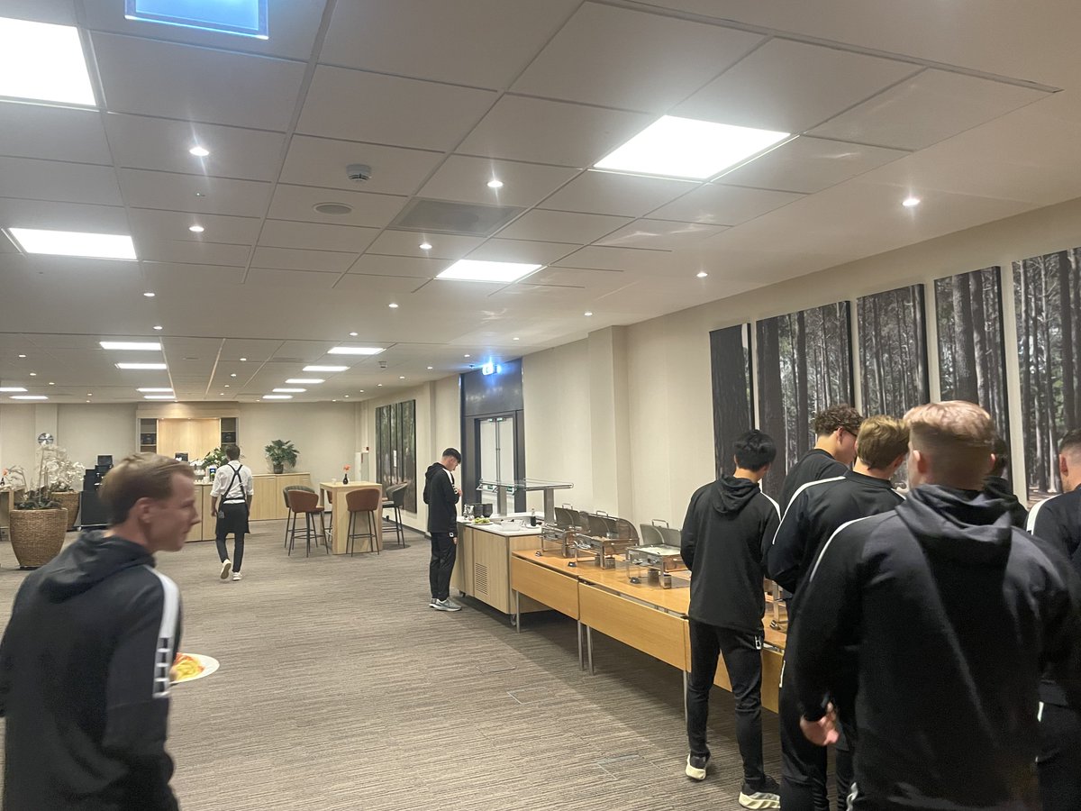 FletcherFootbal's tweet image. Wij danken @mvvmaastricht, @fcdordrechtnl en @RodaJCKerkrade voor hun komst bij 𝐅𝐥𝐞𝐭𝐜𝐡𝐞𝐫.

De teams hier hebben een sportmaaltijd genuttigd en de wedstrijdbespreking gehouden.

Wij wensen ze succes met de wedstrijden 👍

#ALMMVV #JAJDOR #ADORJC #KKD #KeukenKampioenDivisie