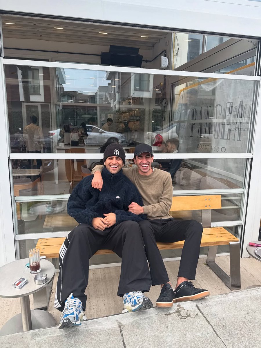 Reynmen ile Ebo arasındaki buzlar eridi.

Ebo: “Bir gün herkes evine döner.”