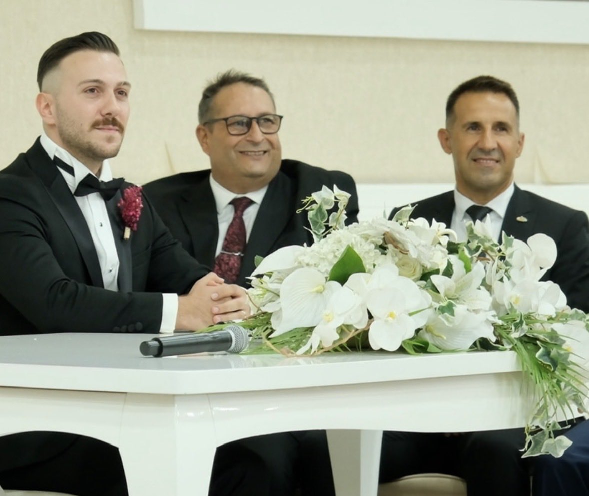 Evladınız sizi çok özledi komutanım !

Hayatımda size çok şey borçluyum, en zor günlerimde de en güzel günlerimde de hep siz yanımda oldunuz. 

Şimdi yine bizlerin istikbali için gerçekleri haykırdınız ve bunun bedelini(!) ödetiyorlar size, biliyoruz. 

Büyüklerim biliyor,