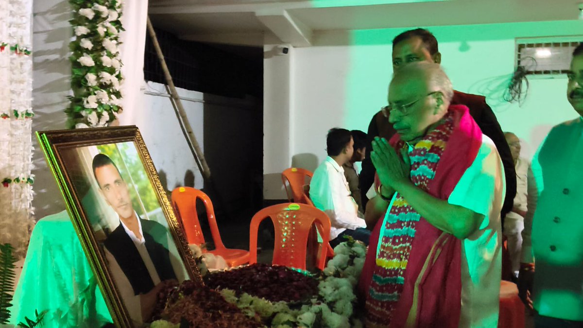 आज पैतृक निवास गाजीपुर के शेरपुर कला गांव में बड़े भाई स्वर्गीय राजेश राय जी की तेरहवीं में भारत 24 के सीएमडी जगदीश चंद्र जी श्रद्धांजलि अर्पित करने पहुंचे। उनका सहृदय धन्यवाद और आभार!