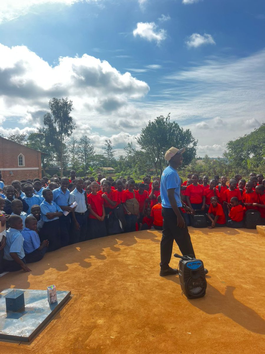 GashoraNYC's tweet photo. Mu murenge wa #Gashora urubyiruko twakoze ubukangurambaga ku Bigo by'amashuri ndetse duha Abanyeshuri Ubutumwa butandukanye burimo: Gukunda ishuri, kwirinda ibiyobyabwenge n'ibindi!
@BugeseraDistr 
@bugeserayouth https://t.co/50foUNLvDI