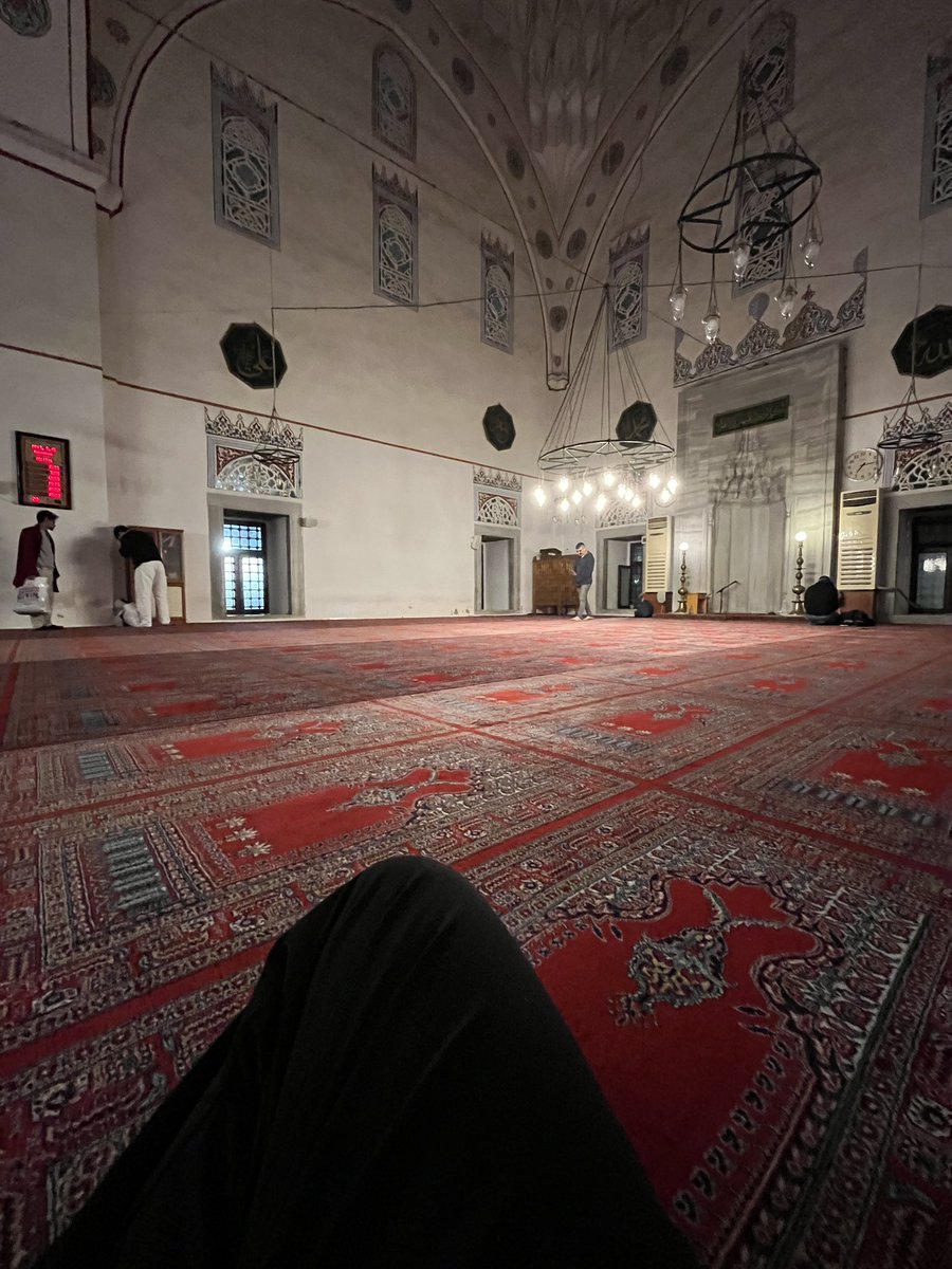 furkandogan346's tweet photo. Kalabalık yerleri gezerken bir camiye girip namazını kıldıktan sonra duvara yaslanıp sessizlikte oturmak. 10/10 https://t.co/xcI3ueXOpy