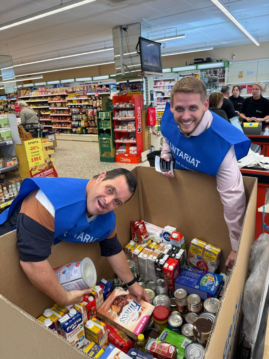 javigarciaro's tweet photo. 🫂 Un any més participem al Gran Recapte en favor del Banc d'Aliments.
Gràcies a les més de 12.200 persones voluntàries que ajuden a cobrir les necessitats bàsiques d'alimentació de 230 mil persones a Catalunya❤️
#Terrassa
#solidaritat
#HoDonemTot
#BancdelsAliments
#GranRecapte https://t.co/IpznPJys3k