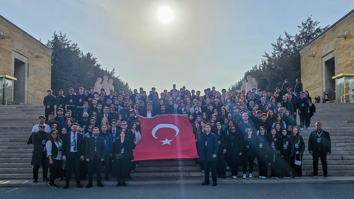 BursaKentKonsey's tweet photo. Bursa Kent Konseyi ve Bursa Büyükşehir Belediyesi iş birliğiyle düzenlenen “Gençler Ata’sının Huzurunda” programı, büyük bir coşku ve duygu birliğiyle gerçekleştirildi. https://t.co/SllF3N3pPN