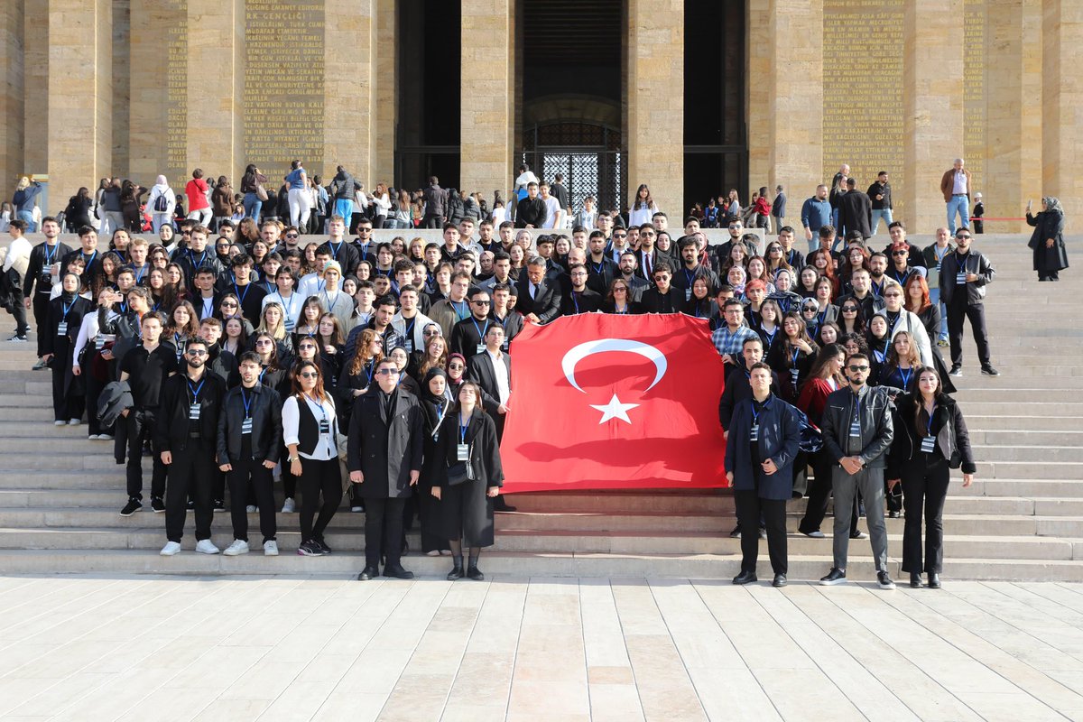 BursaKentKonsey's tweet photo. Bursa Kent Konseyi ve Bursa Büyükşehir Belediyesi iş birliğiyle düzenlenen “Gençler Ata’sının Huzurunda” programı, büyük bir coşku ve duygu birliğiyle gerçekleştirildi. https://t.co/SllF3N3pPN