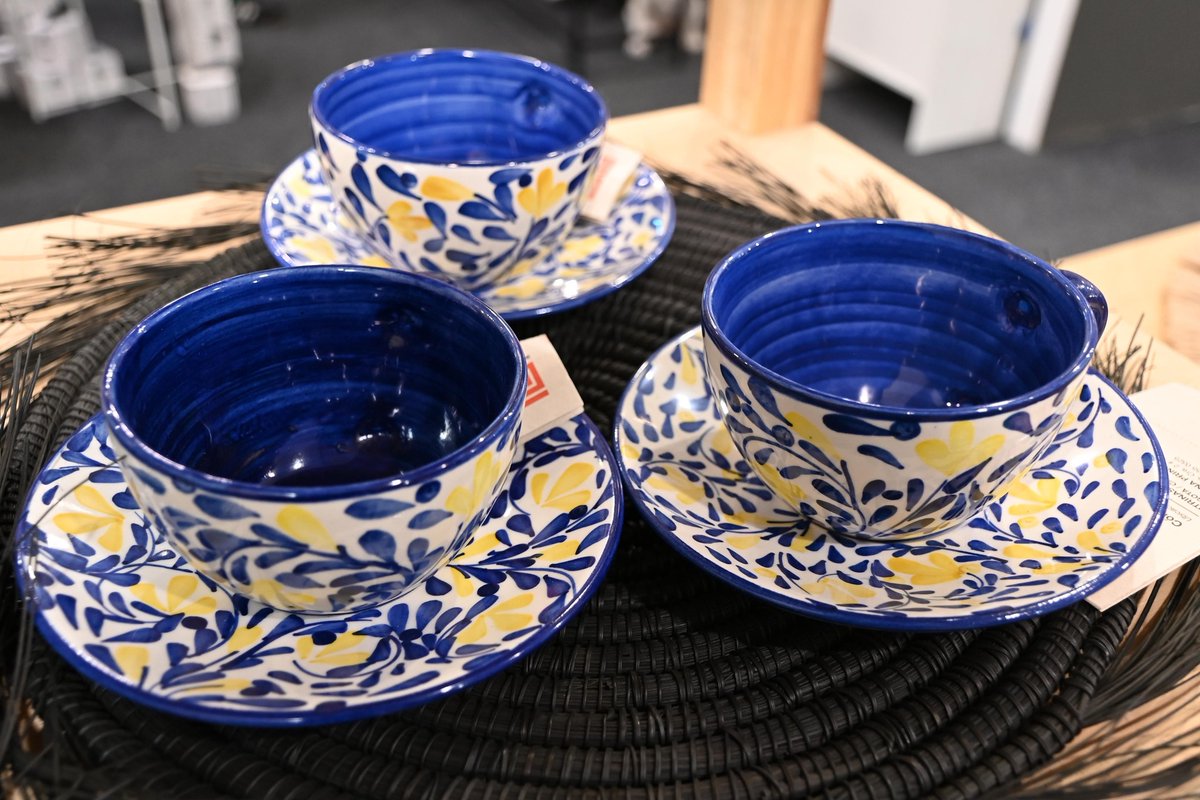 artesaniasdcol's tweet image. Con nuestra #TiendaenLínea, ofrecemos a los artesanos una plataforma única para exhibir sus artesanías y conectar con un público amplio y diverso.  Descubre sus creaciones, apoya el talento colombiano y #LlevaAColombiaDondeEstes Visítanos en artesaniasdecolombiatienda.com.co