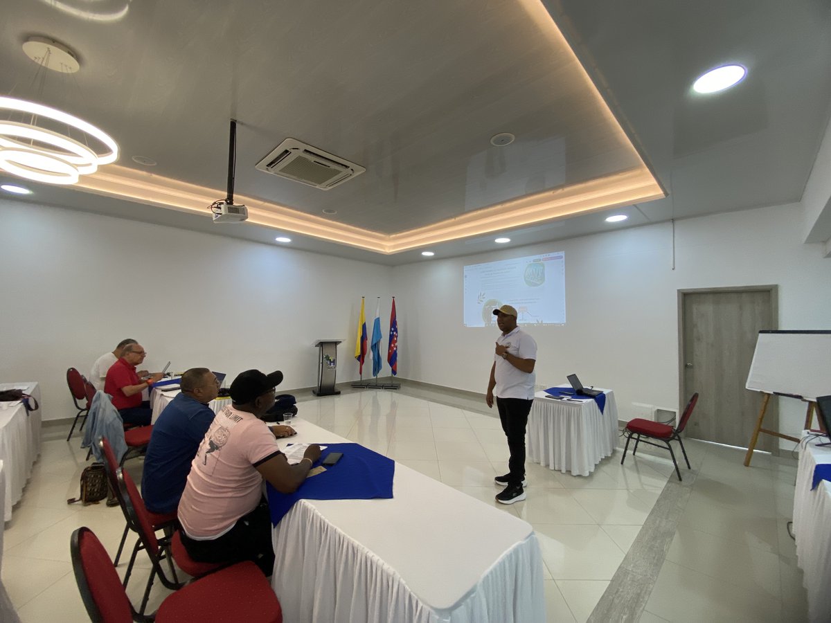 💬 La transición justa solo será posible si pone en el centro a las y los trabajadores.

Hoy, junto a la <a href="/cutcolombia/">Central Unitaria de Trabajadores</a> y diversos sindicatos, avanzamos en el debate por un mercado laboral que garantice derechos y diálogo social. 🌎✊
#TransiciónJusta #TrabajoDigno