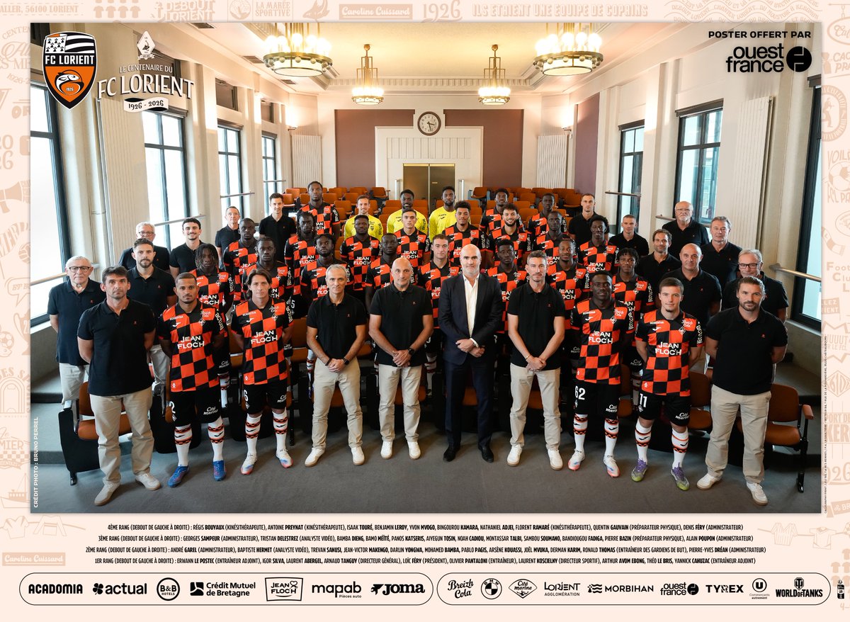 FCLorient's tweet image. ⚓️ 𝐏𝐨𝐬𝐭𝐞𝐫 𝐨𝐟𝐟𝐢𝐜𝐢𝐞𝐥 𝐬𝐚𝐢𝐬𝐨𝐧 𝟐𝟎𝟐𝟓/𝟐𝟎𝟐𝟔
📍 CCI du Morbihan (salle Ducassou, ancien président du FCL et de la CCI)

Le poster sera distribué demain à l'issue de la rencontre face au TFC, en coursive B&amp;amp;B Hotels lors de l'After du Moustoir 🎁

🤝 @OuestFrance