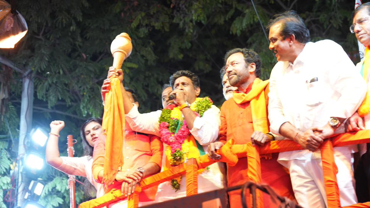 BJP4Telangana's tweet image. జూబ్లీ హిల్స్ ఉప ఎన్నిక ప్రచారంలో భాగంగా ఎర్రగడ్డలో భారీ రోడ్ షో నిర్వహించి, అనంతరం జూబ్లీహిల్స్ ఓటర్ మహాశయులతో కిక్కిరిసిపోయిన జనసంద్రం నడుమ పబ్లిక్ మీటింగ్ నిర్వహించిన బిజెపి ప్రముఖ నాయకులు. 

ఈ కార్యక్రమంలో కేంద్ర బొగ్గు మరియు గనుల శాఖ మంత్రివర్యులు శ్రీ @kishanreddybjp గారు,…