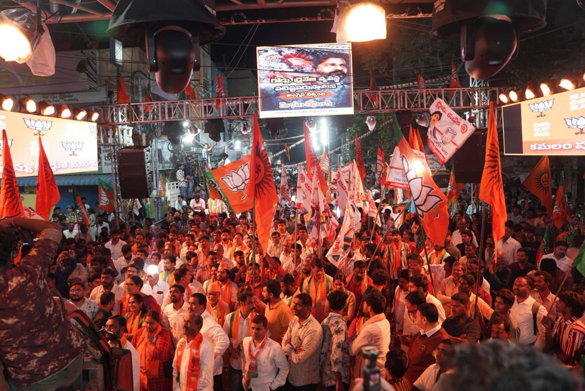 BJP4Telangana's tweet image. జూబ్లీ హిల్స్ ఉప ఎన్నిక ప్రచారంలో భాగంగా ఎర్రగడ్డలో భారీ రోడ్ షో నిర్వహించి, అనంతరం జూబ్లీహిల్స్ ఓటర్ మహాశయులతో కిక్కిరిసిపోయిన జనసంద్రం నడుమ పబ్లిక్ మీటింగ్ నిర్వహించిన బిజెపి ప్రముఖ నాయకులు. 

ఈ కార్యక్రమంలో కేంద్ర బొగ్గు మరియు గనుల శాఖ మంత్రివర్యులు శ్రీ @kishanreddybjp గారు,…