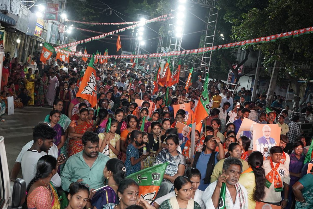 BJP4Telangana's tweet image. జూబ్లీ హిల్స్ ఉప ఎన్నిక ప్రచారంలో భాగంగా ఎర్రగడ్డలో భారీ రోడ్ షో నిర్వహించి, అనంతరం జూబ్లీహిల్స్ ఓటర్ మహాశయులతో కిక్కిరిసిపోయిన జనసంద్రం నడుమ పబ్లిక్ మీటింగ్ నిర్వహించిన బిజెపి ప్రముఖ నాయకులు. 

ఈ కార్యక్రమంలో కేంద్ర బొగ్గు మరియు గనుల శాఖ మంత్రివర్యులు శ్రీ @kishanreddybjp గారు,…