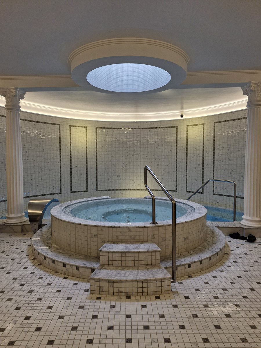 Olipa melkoinen hotellielämys: Schloss Fellin Viljandissa. Viisi vuotta sitten upeaan loistoon remontoitu entinen miliisi- ja poliisiasema – toki alunperin kartano. Erinomainen ravintola,  upea kylpylä, hoitola... kaikki palikat kunnossa!

Mainos, koska olin hotellin vieraana.