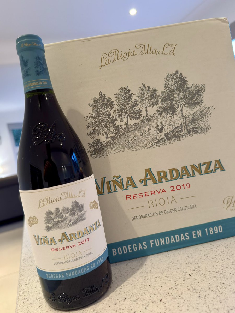 treated us to a case of the good stuff 🎁 
#ViñaArdanza 😋 <a href="/LaRiojaAltaSA/">Bodega La Rioja Alta, S.A.</a> 🥇 

thanks to the guys <a href="/majesticwine/">Majestic Wine</a> 🍷