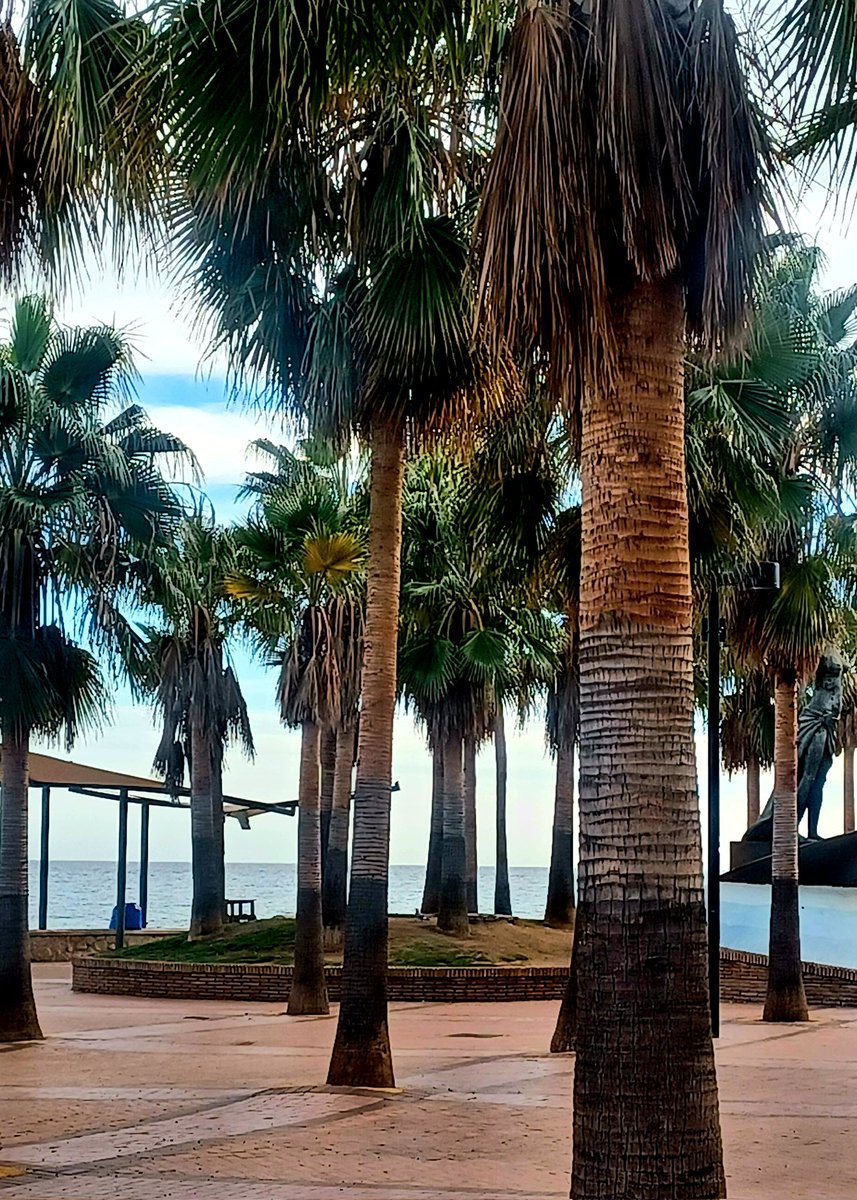 Paikalliset toppatakeissa
Britit biksuissa
Suomimammat marimekoissaan
Juu, aurinkorannikolla ollaan