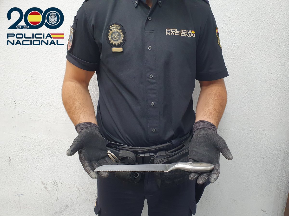 policia's tweet image. 🚩Detenido en #Palma por retener a una mujer en su casa y amenazarla de muerte con un cuchillo

📲La víctima pudo salvarse gracias a que pidió ayuda a través la aplicación #AlertCops

🚨La retuvo en el baño del domicilio mientras la amenazaba con un cuchillo con una hoja de 20