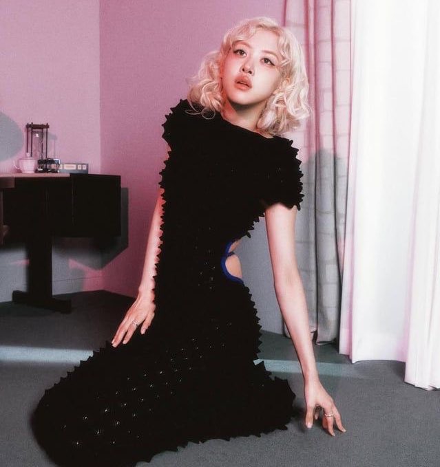 rosietonic's tweet image. Con tan solo 4 años de carrera como solista, habiendo lanzado sus primeras dos canciones en 2021 y haciendo su regreso en 2024 con su primera álbum, ROSÉ se convierte en la primera solista de kpop nominada a los GRAMMY en dos de las categorías más importantes.

HÉRSTORY ✨