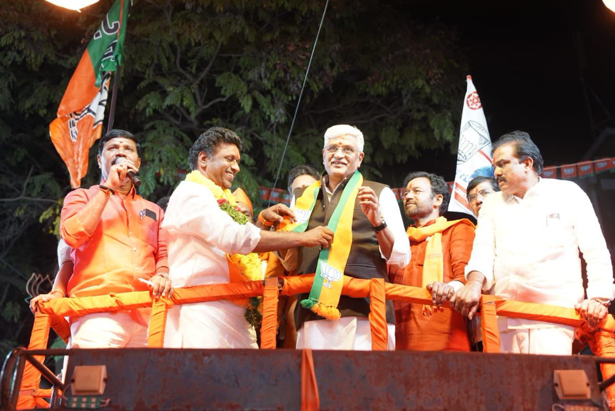 BJP4Telangana's tweet image. జూబ్లీ హిల్స్ ఉప ఎన్నిక ప్రచారంలో భాగంగా ఎర్రగడ్డలో భారీ రోడ్ షో నిర్వహించి, అనంతరం జూబ్లీహిల్స్ ఓటర్ మహాశయులతో కిక్కిరిసిపోయిన జనసంద్రం నడుమ పబ్లిక్ మీటింగ్ నిర్వహించిన బిజెపి ప్రముఖ నాయకులు. 

ఈ కార్యక్రమంలో కేంద్ర బొగ్గు మరియు గనుల శాఖ మంత్రివర్యులు శ్రీ @kishanreddybjp గారు,…