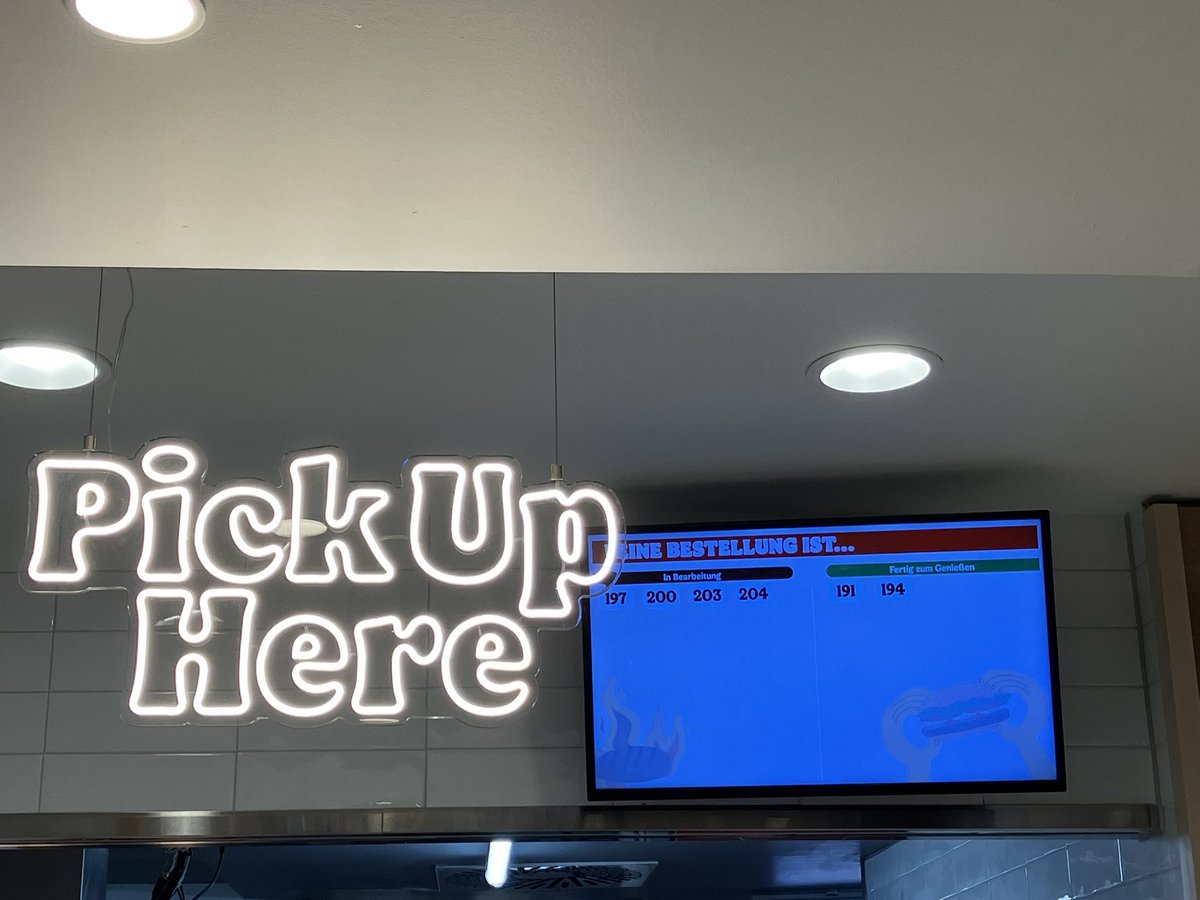 Meine Mutter ist am Mittwoch recht übel gestürzt. Nicht nur, aber auch weil sie zu schlecht isst. Zum Glück ist mit eingefallen, dass sie Pommes und Chilli-Cheese-Nuggets gerne mag.

Alles aufgegessen 🥰