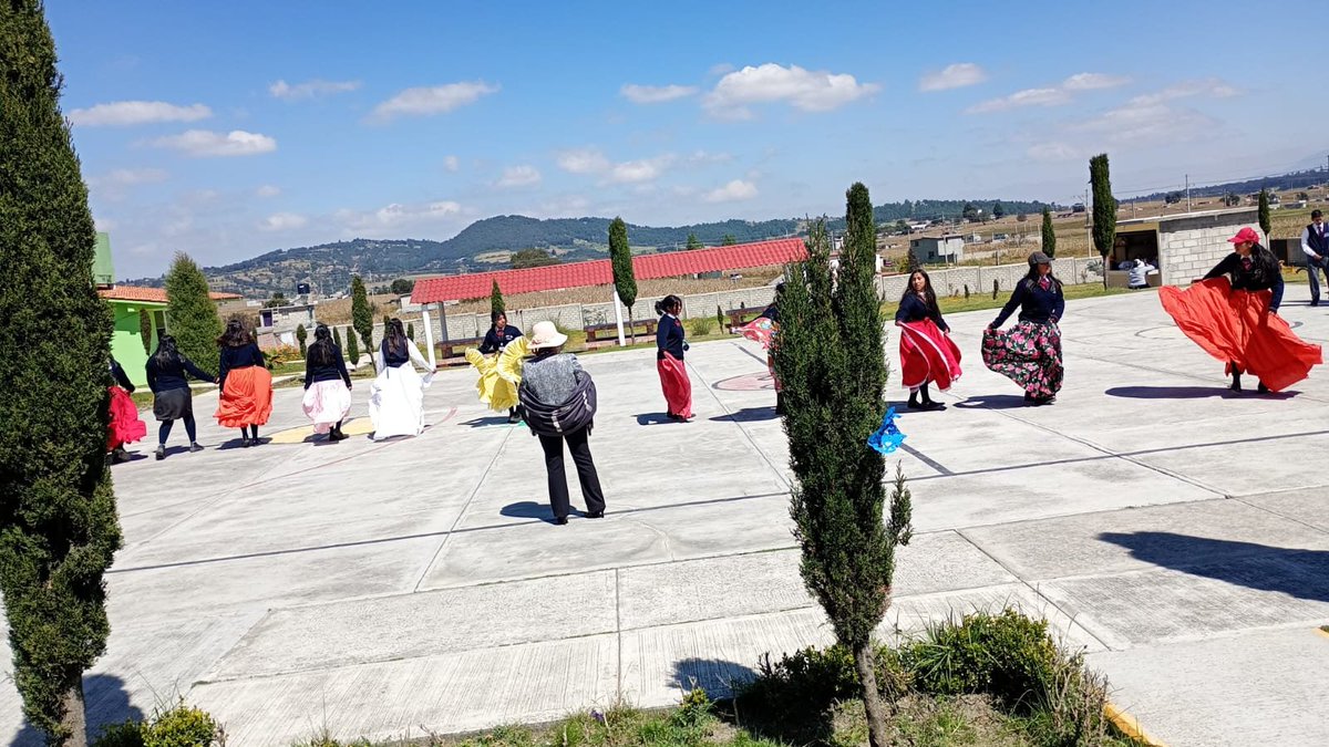 Epo322's tweet photo. La @Epo322 conmemora el Día Internacional contra la Violencia y el Acoso Escolar a través de actividades artísticas y deportivas con  madres de familia y alumnos. #JornadasPorLaPazyContraLasAdicciones #ElFentaniloTeMata @SEP_mx https://t.co/6xyzmGRd0h