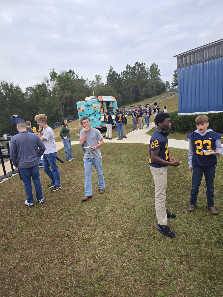 TOODLEBOYS's tweet photo. 💛💙🔥🐐🏈💪♥️ #CHCAGOCRAZY PLAYOFFS IS HERE 💪🏈🐐🔥 #LETSGOOOOO WNSP 105.5 FM #GOATED #CommitToTheC 🏈💪💙💛🔥🐐 WE NEED EVERYONE TO SHOW UP TONIGHT 🔥💛💙💪🐐🏈 #1 SCHOOL N THE NATION 🐐 #1 SQUAD N THE NATION 💪 #1 CHEERLEADERS N THE NATION 💙 #1 STAFF N THE NATION 💛 #1 LIL BUDDY IN THE NATION 💪🐐🏈