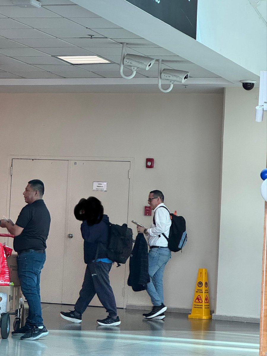 La vocesita de nena <a href="/angelpineda75/">Angel Pineda</a> es captado infraganti en el aeropuerto de #Panama a alistar su guarida??? Seguramente a negociar con #SerranoElias se sabe que el es el que les esta preparando terreno para quedar vistos como el unos malparidos traidores de la patria <a href="/StateDept/">Department of State</a>