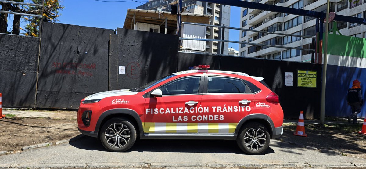 docpyj's tweet photo. @Muni_LasCondes cuando el pelotuo de inspector de tránsito pasa partes por mal estacionados y su auto lo deja encima de la vereda y en zona de no estacionar por salida de camiones. Educando con el ejemplo.
Inspector: Fabián Araya Salcedo
Patente: TLDD40 https://t.co/52t4M0Qb1I