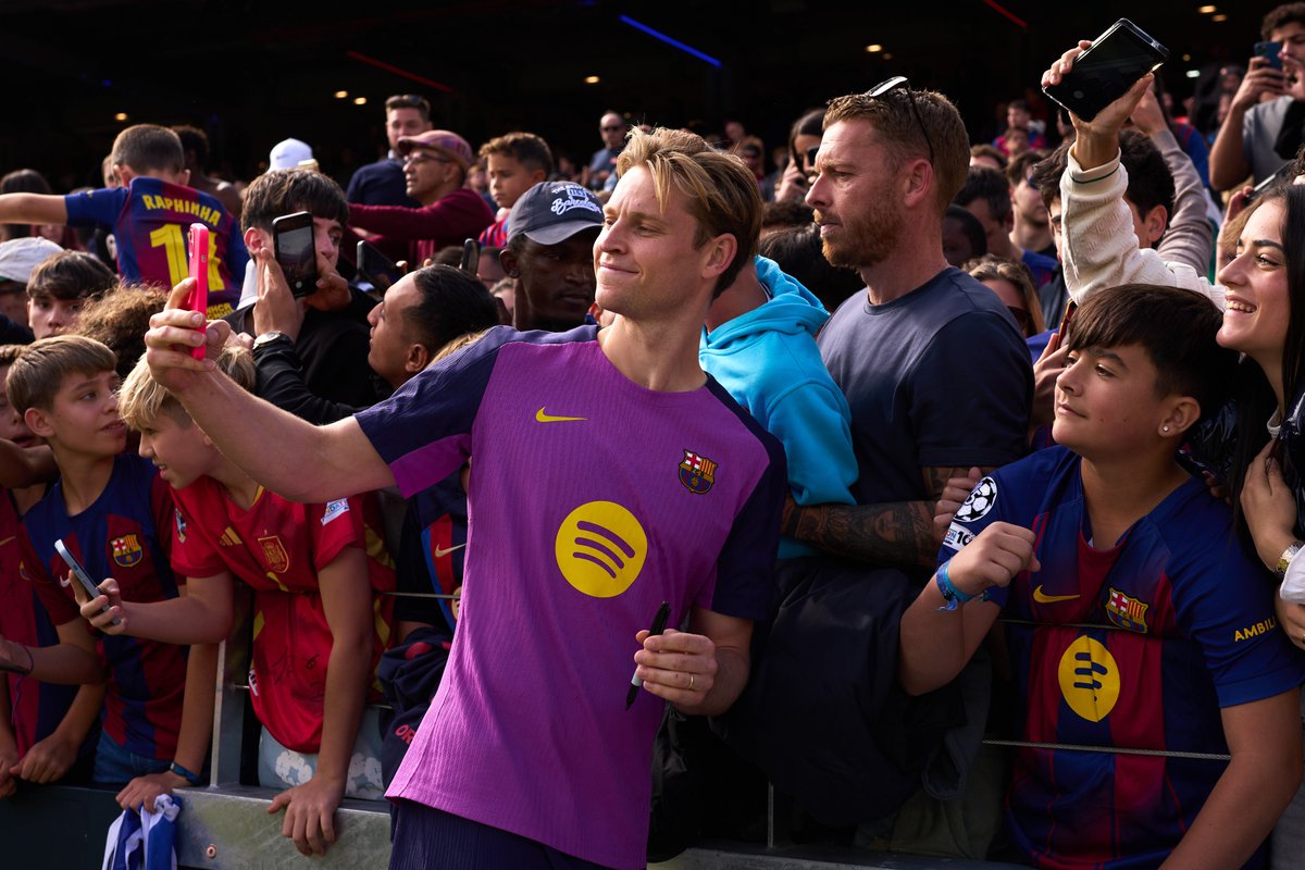 theBarcaPosts's tweet photo. Pau Cubarsi &amp; Frenkie De Jong with the fans! https://t.co/CrzvPboZgP