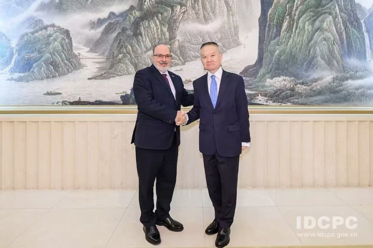 AlbertoBlancoS's tweet photo. Sostuvimos fraternal encuentro con Liu Haixing, jefe del Dpto Internacional CCPCCh 

Relaciones interpartidistas ocupan lugar especial en vínculos e/ #CubaYChina. Continuaremos implementando consensos alcanzados. Agradecimos mensajes de solidaridad hacia nuestro pueblo. https://t.co/evNUv0SnDU
