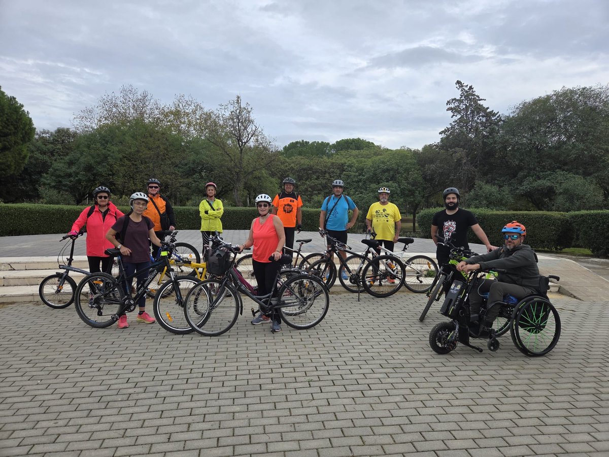 🚴‍♀️ ¡Seguimos rodando!
Los Talleres Socioculturales de nuestro Distrito Cerro-Amate ya están en marcha 💪
Alumnos del taller Conocer Sevilla en bicicleta disfrutan de su recorrido por el 📍Parque Amate, combinando deporte, convivencia y cultura. 🌳✨