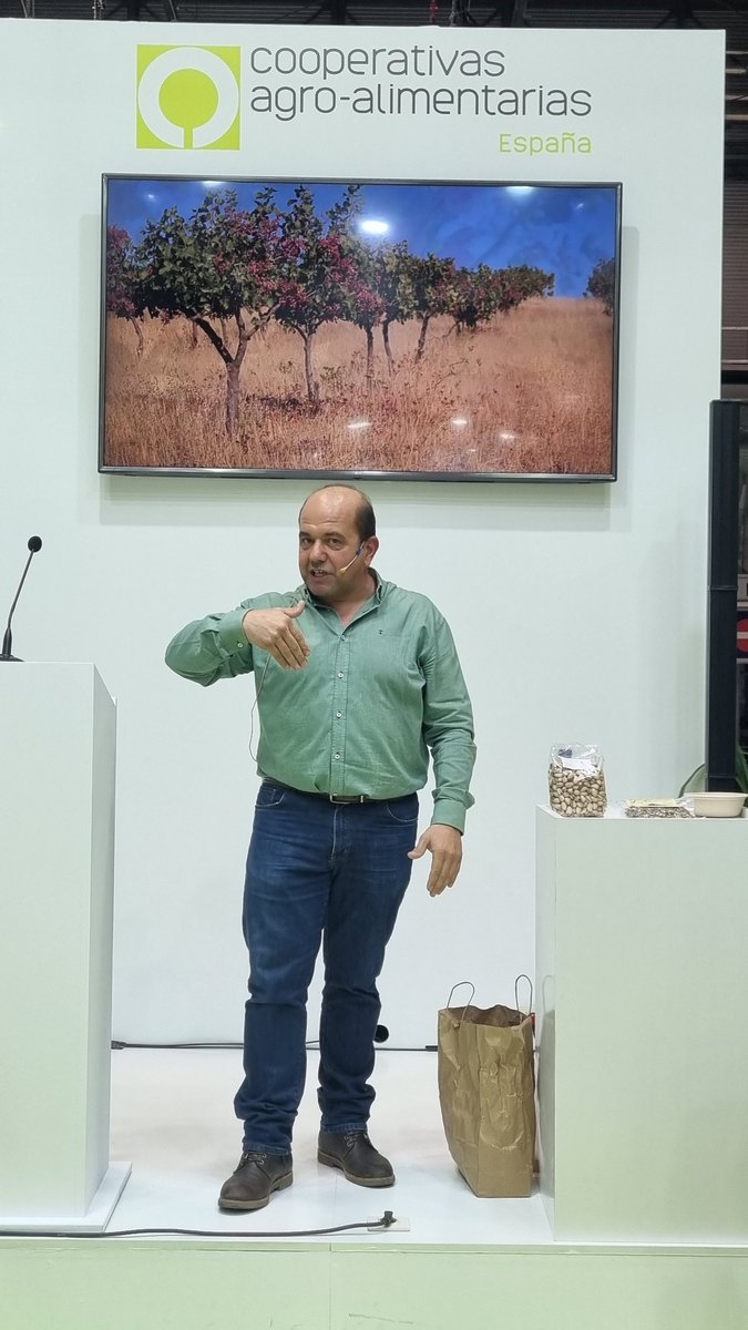 CoopsAgroES's tweet photo. Éxito de la cata de #pistachos de #ecopistacho @CoopAgroCLM en @sagris_madrid https://t.co/7yhUuj1xvT