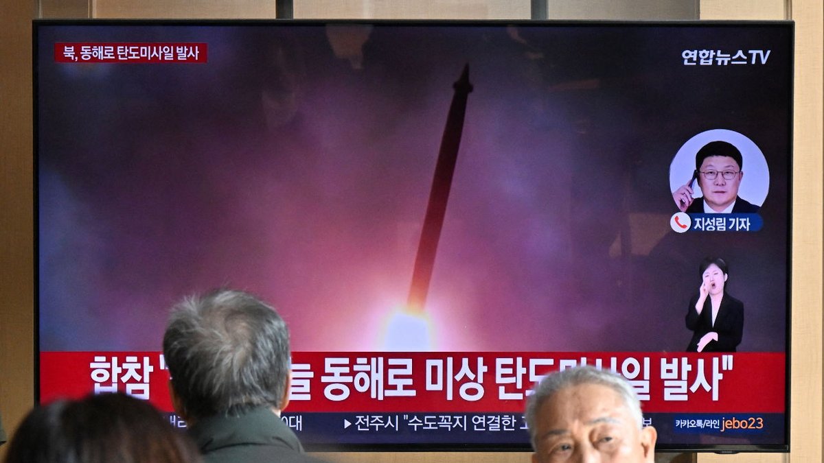 businessamnl's tweet image. Noord-Korea vuurt raket af als reactie op plannen voor nucleaire onderzeeër van Zuid-Korea businessam.be/noord-korea-vu… #NoordKorea #ZuidKorea #raket #nucleaireonderzeeër #ballistisch