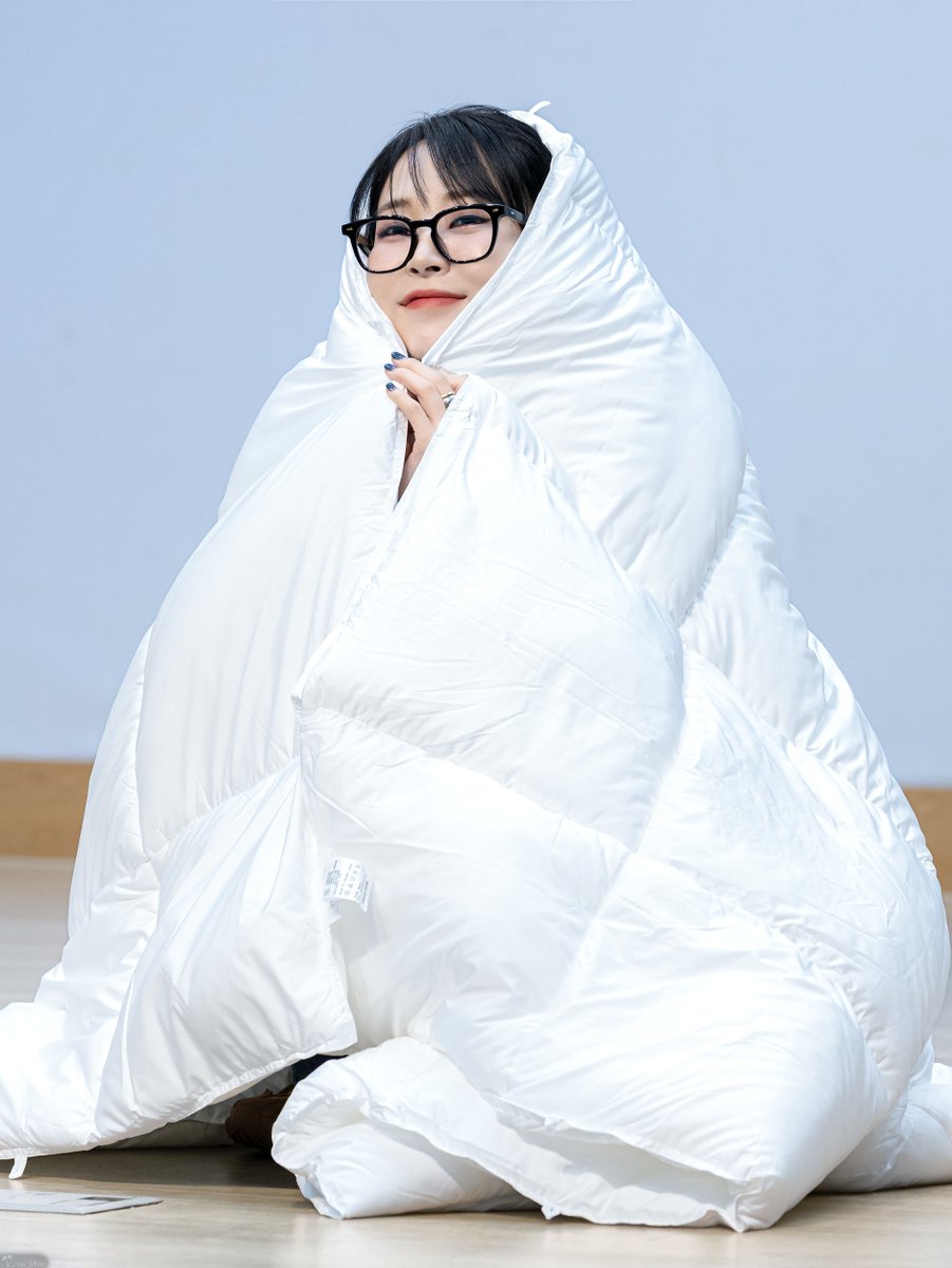 [ Moonbyul 문별🐹 ]                                
250823 MusicArt Offline Fansign (2)   
🥟🥟🥟🥟

#문별 #MoonByul #ムンビョル