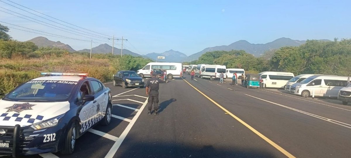 🔴Bloqueo en el punto conocido como El Caracol, sobre el km 246 de la 190 Panamericana, tramo Jalapa del Marqués -  Tehuantepec. Sin paso para la ciudad de Oaxaca de Juárez #Oaxaca #OaxacaDeJuárez