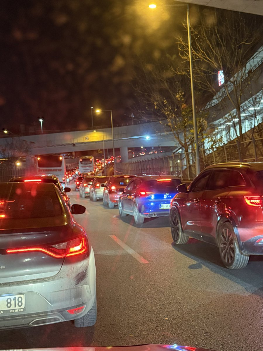 Ankara’da eve gitmek artık imkansız saatler süren trafik ile biryere ulaşmak hayal  peki bu hale kim getirdi… 
Yavaş gardaşım Yavaş 
#ankarabüyükşehirbelediyesi
#mansuryavaş