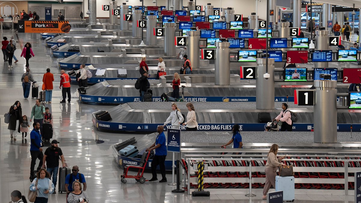 AbrarNotes's tweet image. Flight Cuts Begin Across U.S. as Shutdown Hits Air Travel zurl.co/uT5D6  #travel #airlines #traveltrade #travelindustry #hotels #carrental #tourism #travelnews