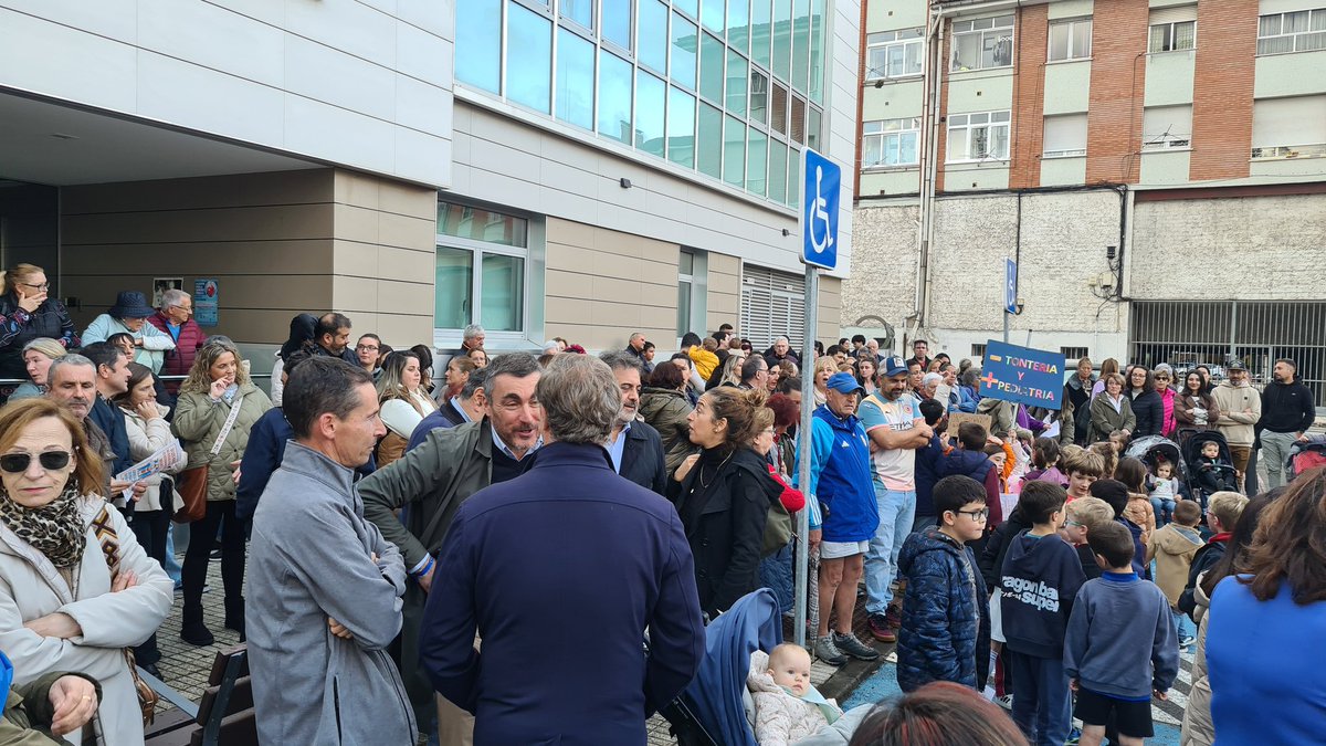 DiegoRuizdelaP's tweet photo. Otra más, de nuevo usuarias de un centro de salud manifestándose por la falta de medios. En este caso, la ausencia de pediatra estable en #Colloto.
Nos nos cansaremos de pedir al @GobAsturias más recursos para nuestra #AtenciónPrimaria.
Más #SanidadPública y menos Quirón! https://t.co/bcCXWMCuL0