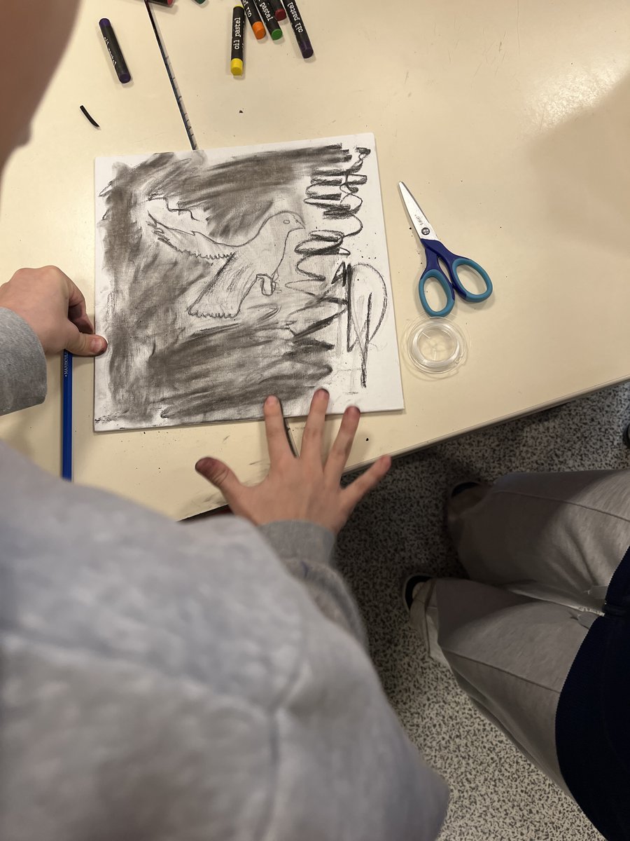 AmandineSanvi's tweet photo. Animation dans une classe de CM2 autour des animaux de guerre et de la condition animale 🎒✏️

J'ai posé la question :
"Quels animaux vous n'aimez pas ?
- Les rats. Les pigeons. Les cygnes.

Est-ce que vous pensez qu'il faut les tuer ?
- NOOOON."

#Romainville https://t.co/BnF4sAC378