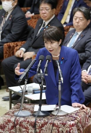 homakenken's tweet image. 今日（昨日）の衆議院予算委員会のTV録画を今見終わった。
立憲民主党委員の質問は枝野委員長の裁きにより、担当大臣の答弁をほとんど認めず高市総理大臣に集中砲火。
くだらない質問にも真摯に丁寧に答弁する高市総理大臣、本当に健康には留意して欲しい。
#高市早苗総理大臣頑張れ
#健康第一